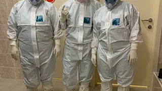 «Из-за маски у нас такое раздражение на лицах»: медсестра БСМП показала, как сейчас работают медики