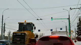 Машина впереди резко затормозила — действую по правилу двух секунд: легко избегаю ДТП