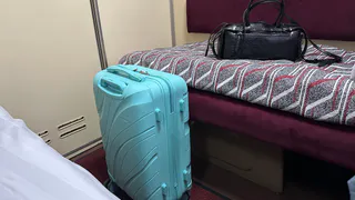 Вашей сумке здесь не место, - сказал попутчик и выставил мой чемодан в проход: хитрый трюк соседей оставил его самого без вещей 
