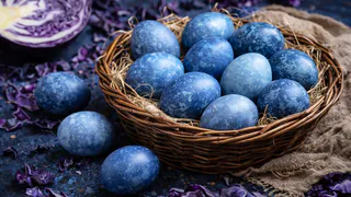 Откажитесь от токсичной краски — крашу яйца в модный оттенок с помощью обычных очисток