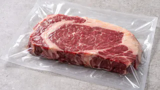 Вакуумная упаковка не стерилизует мясо – разбираем мифы и показываем реальные сроки хранения