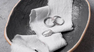 Кидаю серебряные украшения в бутылку — через 1 минуту сверкают как новые: гениальный способ обновления драгоценностей