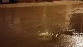 В Брянске возле мясокомбината из люка потекла канализация