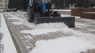 Коммунальщики расчищают улицы Брянска от снега