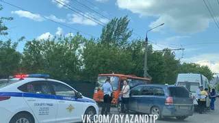 На проезде Шабулина в Рязани в ДТП с Opel перевернулся грузовик