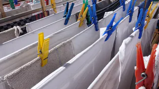 3 ложки на таз — и белые вещи чище новых: даже пожелтевшая "тряпка" ослепит белизной — полезный совет