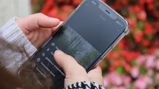 В Челябинске молодой человек украл из магазина телефон и продал его прохожему