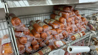 Подруга-продавец рассказала - зачем люди берут в «Светофоре» по 10-20 палок колбасы и по 20 кг сосисок