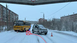 В Заполярье Коми автоледи на внедорожнике врезалась в школьный автобус