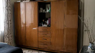 Старый шкаф портил весь вид комнаты, пока до него не дошли руки: 6 способов освежить мебель без больших затрат