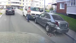 В Чебоксарах в «Радужном» водитель тонированного «Поло» влетел в несколько припаркованных машин