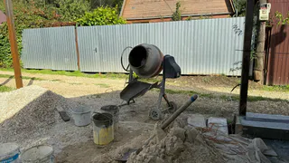 Добавил это в воду перед замесом — раствор не застывает раньше времени: секрет от бывалых строителей