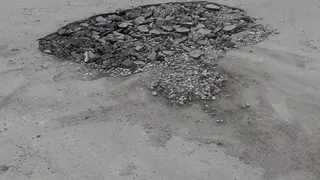 В Рязани работники издательства засыпали яму на дороге