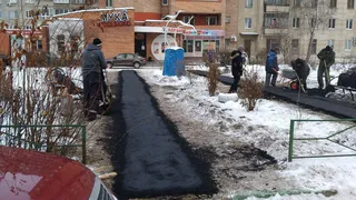 В Рязани продолжается укладка асфальта в сугробы