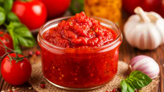 Муж хвалит мой соус постоянно: пикантная аджика «огонек» из кабачков сметается на раз – не успеваю делать заготовки