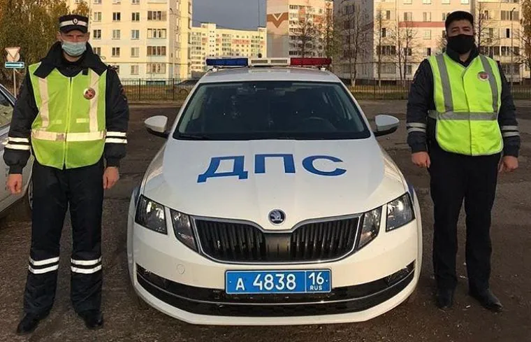 Герои в погонах: нижнекамские автоинспекторы спасли женщину