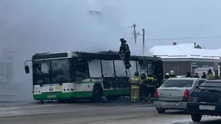Загоревшийся автобус №10 на улице Семчинской в Рязани тушили 10 человек