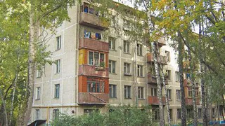 Старая хрущевка в Москве стоит как отель в тропиках