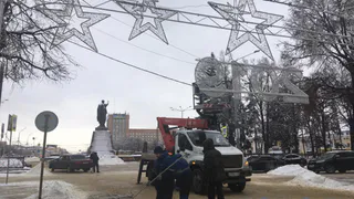 Коммунальщики восстанавливают упавшую «Рязань» на Почтовой