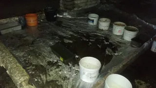 Соорудили ванну из клеенки: как на Грибоедова решают проблемы с затопленной квартирой