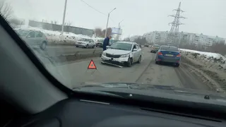 На Северной окружной автомобиль налетел на ограждение