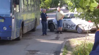 Проехал по встречной полосе: на Островского столкнулись троллейбус и такси