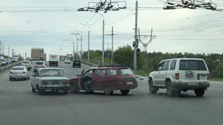 Столкнулись два старичка: на Приокском мосту произошло ДТП