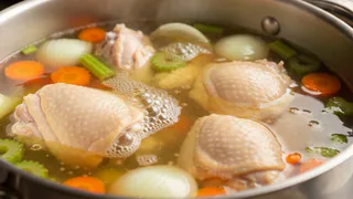 Этот ингредиент портит вкус куриного бульона: добавляет каждая вторая домохозяйка – чем заменить