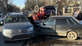 В Челябинске столкнулись три авто: Lexus перевернулся на трамвайные пути