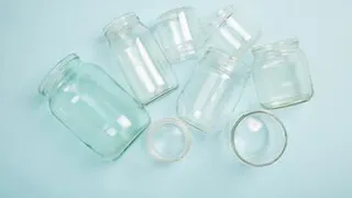 Легко отмываем липкий слой с банки