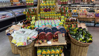 Съездил в деревню к родственникам - привез «городские» продукты, тетка сразу молча убрала их в сторону и накрыла на стол «свое»