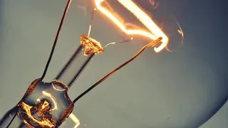 Выкручиваем отколовшийся цоколь электрической лампочки