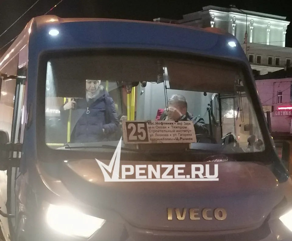 «Люди как селедка в бочке»: в Пензе разгорелся скандал из-за закрытой задней двери в автобусе №25