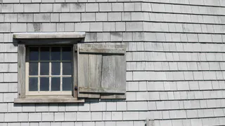 Не мусор, а спасение от сквозняков: приклеили на раз-два, и окна герметичнее новых — не продувают даже в самый сильный буран