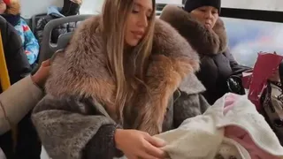 Блогер из Татарстана устроила цветочный сюрприз пассажирке, уступившей ей место

