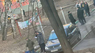 Труп мужчины нашли жители Рязани во дворе дома на улице Великанова
