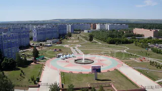 ГИБДД Нижнекамска разыскивает водителя, который снес пешеходные ограждения