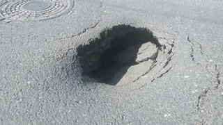 Очередной провал. На улице Вокзальной образовалась яма
