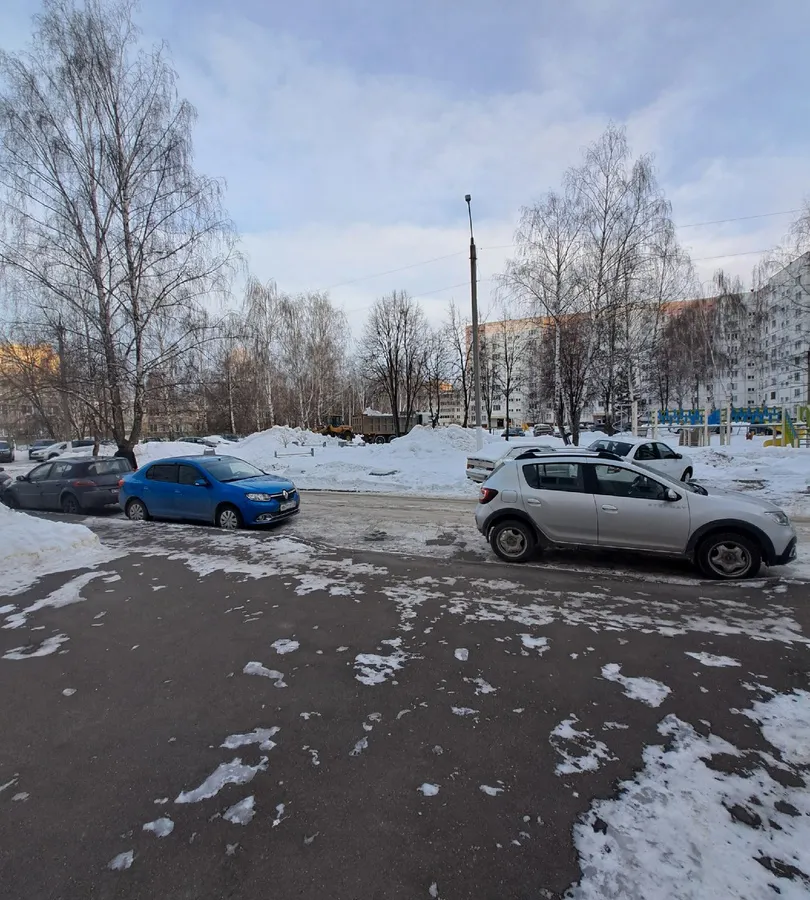 Нижнекамцы винят водителей, которые не убирают авто