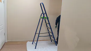 Взял старый тюль и приделал к стене вместо обоев — получилась красивейшая штукатурка: комната как с дизайнерской картинки