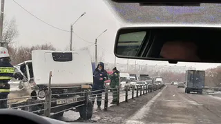 Врезалась в отбойник: на Северной окружной вспыхнула "Нива"