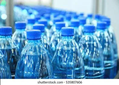 Медик рассказал, когда вода в пластиковой бутылке становится опасной