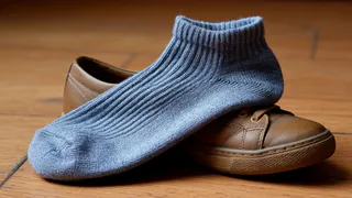 Соседка рассказала, зачем надевает носки поверх сапог. Я взяла этот способ на заметку и нашла еще четыре