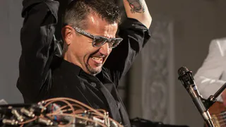 Вокалист Борис Саволделли выступает на концерте