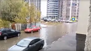 Жители Рязани жалуются на затопленную дорогу у школы №76