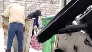 "Пятерочка выручает". Рязанцы собирают просрочку из мусорных контейнеров возле магазина