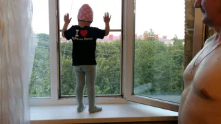 Москитная сетка – не защита: дети выпадают из окон