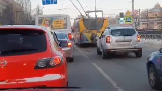 Опасно для жизни: на рязанском троллейбусе засняли зацепера
