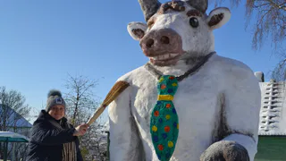 Зовут Василий: жительница Пронска слепила из снега трехметровую скульптуру быка