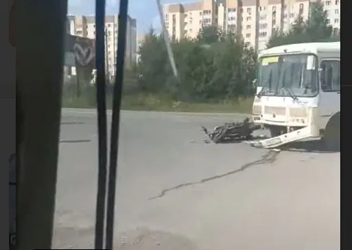 В одном из городов Коми байкер попал под колеса маршрутки